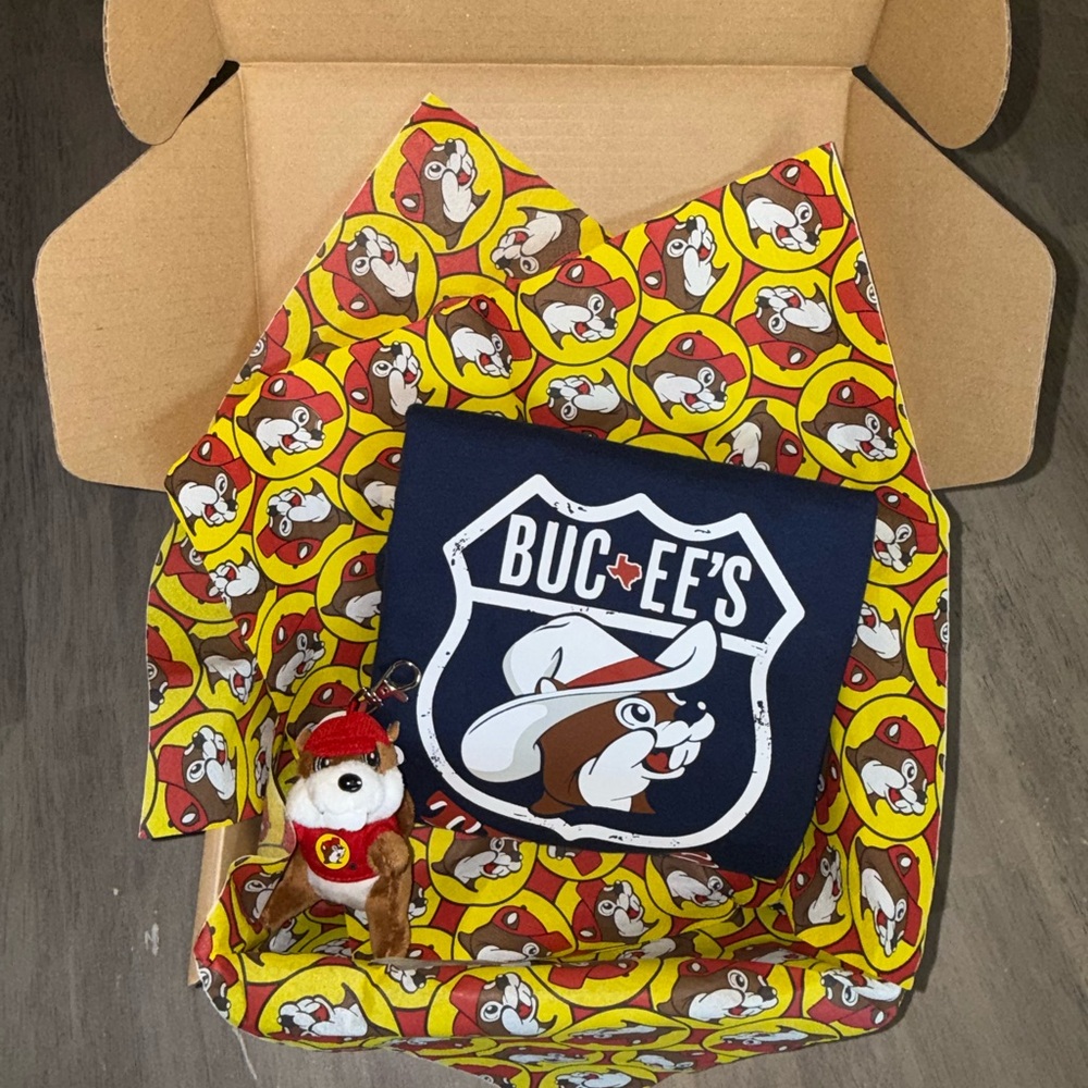 Buc-ee's Texas Graphic T-Shirt + Beaver Keychain Bundle - Gift Set